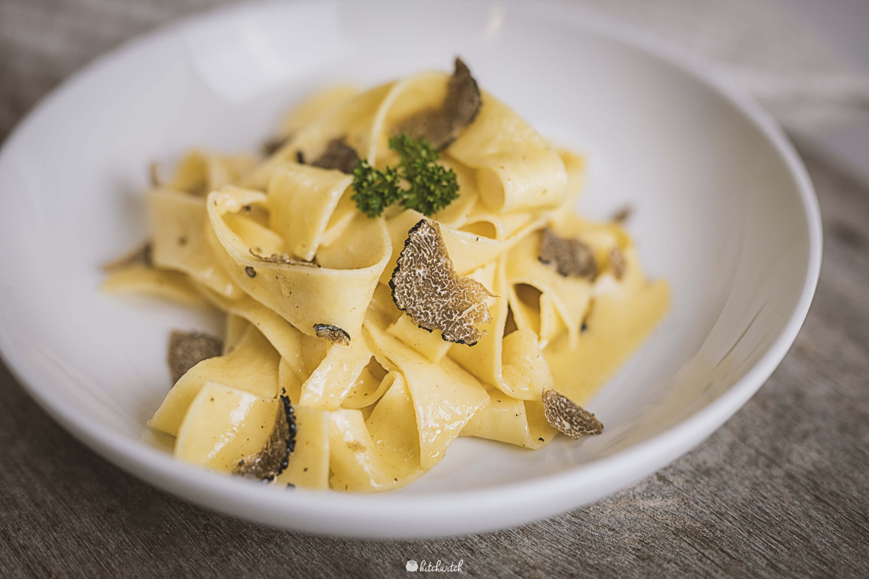 Jakobsmuschel Mit Schwarzem Trüffel Und Petersilienwurzelstick Rezept